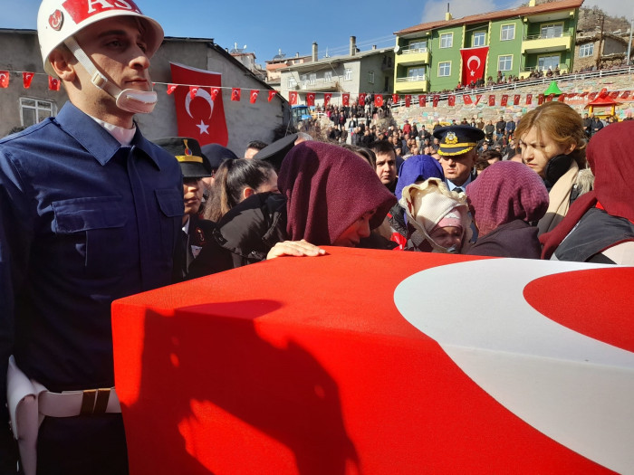 Şehit Uzman Çavuş Mustafa Işık son yolculuğuna uğurlandı. (videolu)