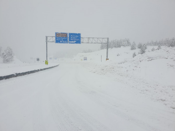 Seydişehir Antalya karayolu yoğun kar yağışı nedeniyle trafiğe kapalı