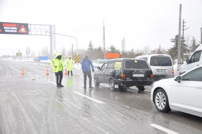 Seydişehir Antalya karayolu yoğun kar yağışı nedeniyle trafiğe kapalı
