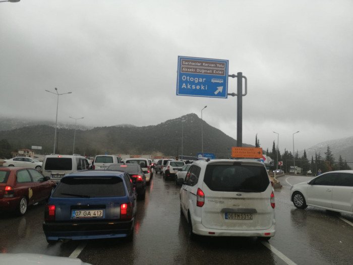Antalya Seydişehir  karayolu yoğun kar yağışı nedeniyle trafiğe kapalı